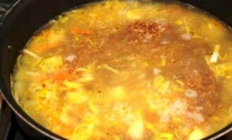 Простой суп на мясном бульоне