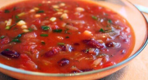Суп из свинины с помидорами и красной фасолью