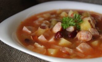 Суп с колбасками и консервированной фасолью
