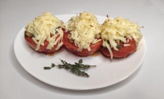 Запеченные помидоры с тимьяном и плавленным сыром