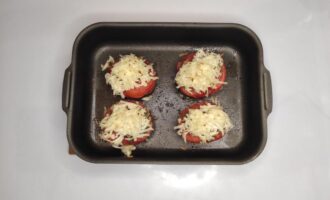 Запеченные помидоры с тимьяном и плавленным сыром