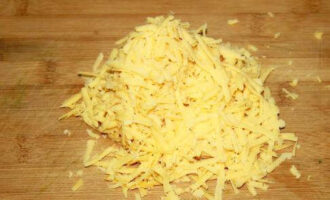 7-й слой сыр трем на крупной терке и посыпаем, смазываем соусом.