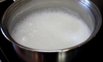 Молоко выливаем в кастрюлю, добавляем соль, ставим на огонь и доводим до кипения.