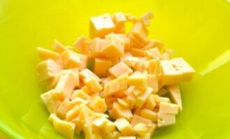 Сыр режем маленькими кубиками.