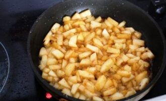 На разогретую сковороду со сливочным маслом выкладываем яблоки и жарим на медленном огне.