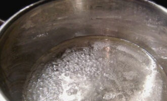 Доводим воду в кастрюле до кипения . Как только вода закипает, убавляем огонь на самый маленький и добавляем уксус и соль.
