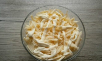 5-й слой: сыр трем на крупной терке, смазываем майонезом.