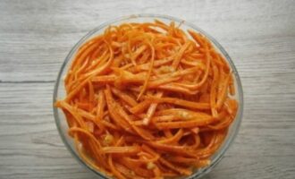 6-й слой: морковь мелко режем. Делаем сеточку из майонеза.