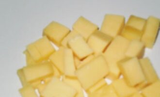 Так же сыр режем кубиками.
