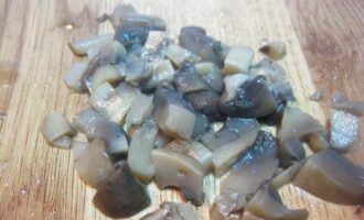 Мелко режем маринованные грибы.