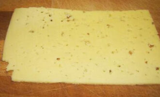Сыр режем тонкими ломтиками.