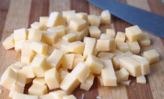 Сыр режем небольшими кубиками.