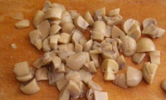 1-й слой: грибы мелко режем, смазываем майонезом.