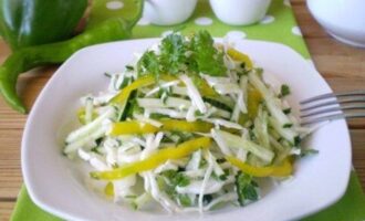 Салат из свежей капусты, огурцов и перца