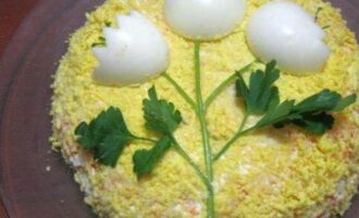 6-й слой: разрезаем оставшиеся 2 яйца пополам. Желтки трем на мелкой терке, посыпаем на слой сыра. Из белков делаем цветы ландыша. Из петрушки - стебель и листики.