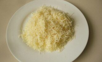 Сыр трем на средней терке.