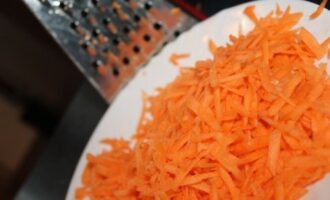 Морковь чистим, трем на терке и выкладываем ровным слоем на тарелку