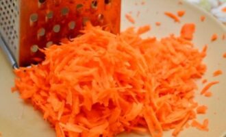4-й слой: морковь тем на средней терке, смазываем майонезом.
